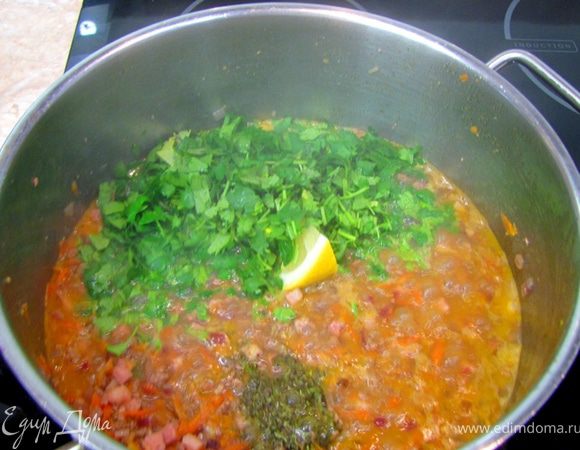 Положите все в сковороду. Положите тимьян.