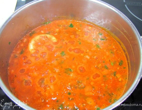 Перемешайте.
Положите в сковороду грибы, предварительно слив воду, в которой были грибы.
Для того, чтобы снять кожуру с помидор существуют два способа. Первый, если вам надо очистить всего пару помидор - потрите неострой стороной ножа кожу до момента, пока не увидите, что помидор начинает темнеть (кожа отделяется от мякоти). Снимите кожу, срезая с помидора.
Второй - надрежьте каждый помидор крест накрест или вырежьте белое основание, положите в кипяток на минуту, а затем в холодную воду. В этом случае кожа тоже легко отделится от мякоти.
Порежьте помидоры довольно крупно. Если не любите семена, то удалите их перед нарезанием помидор, как это делают итальянцы.
В моем случае я просто открыл банки и выложил уже подготовленные помидоры в сковороду.
Перемешайте.
Доведите до кипения и снова перемешайте.