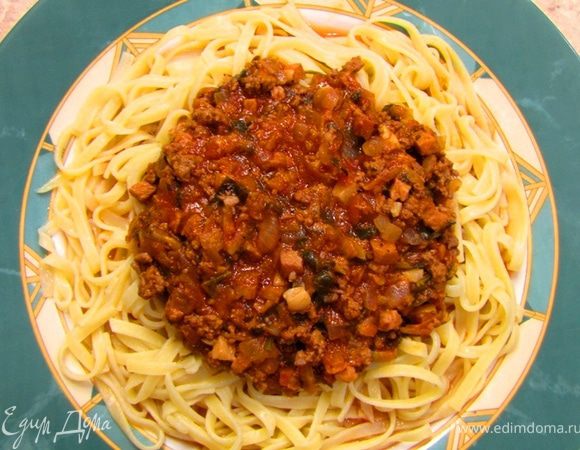 Убавьте огонь так, чтобы соус еле-еле кипел. Накройте крышкой
Соус надо тушить около полутора часов. Тогда соус будет восхитительным и мясо станет мягким.
Периодически помешивайте соус, следите за тем, чтобы в соусе была жидкость и он не стал жариться (шипеть).
В конце посолите соус. Попробуйте и досолите, если надо.
Посыпьте свежемолотым черным перцем.

Приготовьте тальятеле или другую пасту, которую вы любите способом, который вам ближе всего. Старайтесь, чтобы паста не переварилась.
Положите сверху соус и подавайте на стол. Перемешать соус с пастой дайте самим гостям.