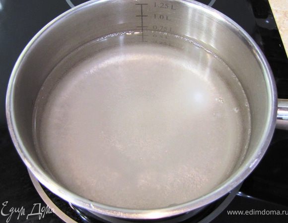 Разогрейте в кастрюле 600 мл воды, добавив туда 3 ст. ложки сахара.