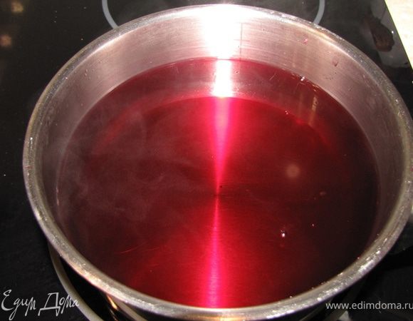 Как только вода закипит, выключите огонь, положите сухое желе в кипяток и размешивайте пару минут. Влейте портвейн и размешайте еще раз.