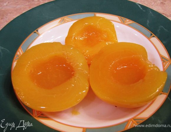 Откройте банку с персиками.