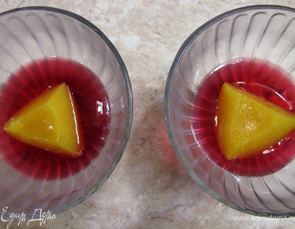 Если желе уже схватилось, выложите поверх персики.