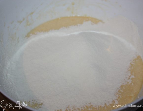 Постепенно вводить просеянную муку. Взбивать на низких оборотах.