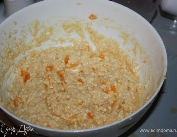 добавить в тесто. Если много сока: его можно либо слить, либо добавить в тесто, но тогда понадобиться еще немного муки. Перемешать.