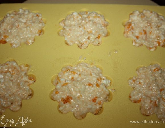 Раскладываем тесто по формочкам. У меня tescoma))) 