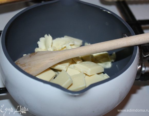 Готовим глазурь. Растапливаем шоколад и масло. 