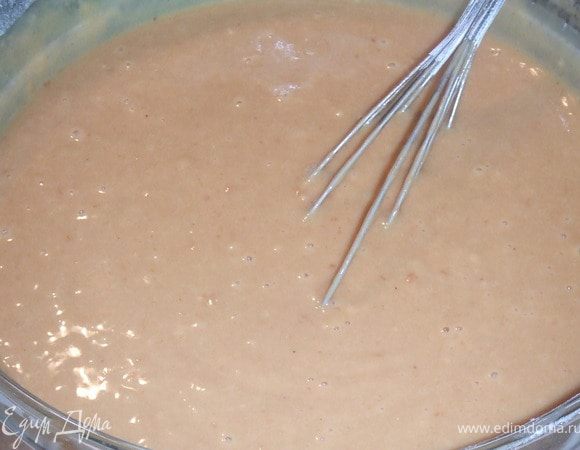 В чашку всыпать заварку и залить кипятком, оставить на минут 20. В глубокой миске соединить сахар и варенье.Все хорошо перемешать, затем добавит соду, половину чая,  муку и подсолнечное масло. Все хорошо размешать и добавить еще половину заварки. Форму смазать, выложить тесто. Выпекать при температуре 180г. 30 мин.  