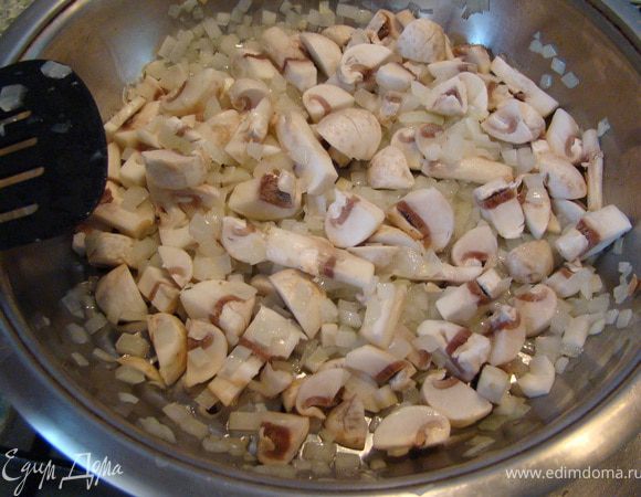 Луковицу мелко нарезаем и пассируем. Режим грибы и добавляем к луку. 