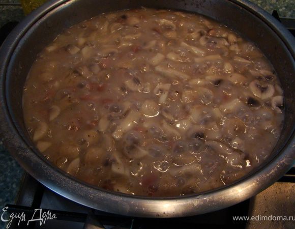 Через минут 5 добавляем предварительно отваренную фасоль, вливаем горячую воду. Солим, добавляем специи. Накрываем крышкой и продолжаем готовить еще минут 5-7. 