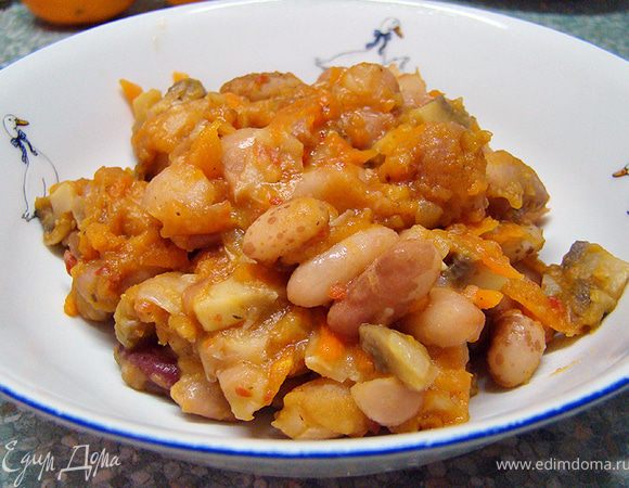 Накрываем крышкой и оставляем на 1 час тушиться на маленьком огне (контролируйте количество жидкости на свое усмотрение, если приоткрыть крышку, жидкости будет меньше). За минут 20 до готовности, добавьте сухие специи (я добавила прованские травы и сухой чеснок). Приятного аппетита :) 