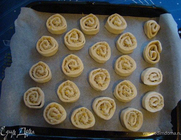Выложить на противень, застеленный пергаментной бумагой. 