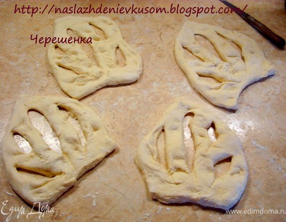 Так нужно поступить с каждым кусочком теста. Не забывайте перед тем как делать разрезы, обильно посыпать прямоугольники кукурузной или пшеничной мукой…