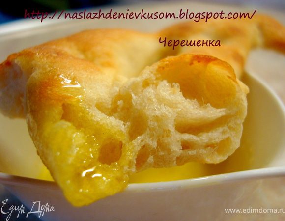 Любой домашний хлеб – это всегда хорошо! Но когда он такой необычный, когда кукурузная мука хрустит потом у вас на зубах вместе с корочкой, а внутри вас ожидает мякиш нежный как пух, то это вдвойне приятно!!! Возьмите хорошее оливковое масло, макайте в него кусочки фугассов и наслаждайтесь вкусом!!! Приятного аппетита, дорогие мои!!!