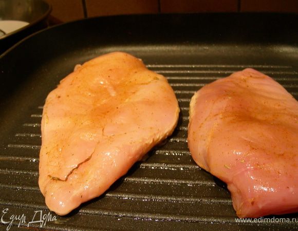 Разогреваем духовку до 180 гр. Курочку обваливаем в специях и обжариваем на сковороде до румяной корочки минут по 10 с каждой стороны. Я ее обжарила без масла на сковороде-гриль. 
