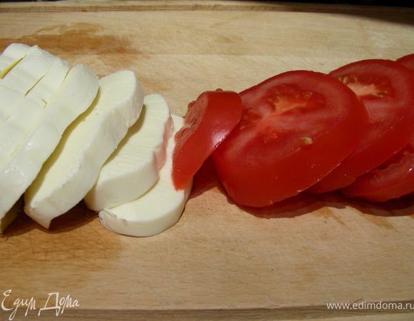 Нарезаем кружочками помидоры и моцареллу.