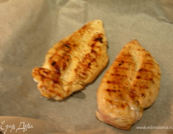 Выкладываем нашу курочку в форму длы запекания.
