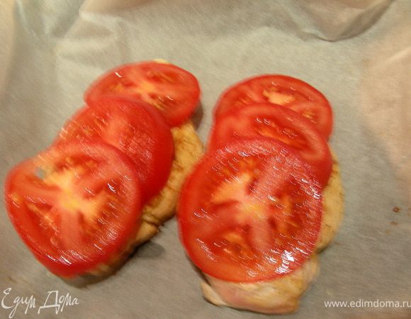 Кладем на нее помидоры.
