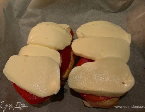 Затем моцареллу и ставим в духовку минут на 30/40.
