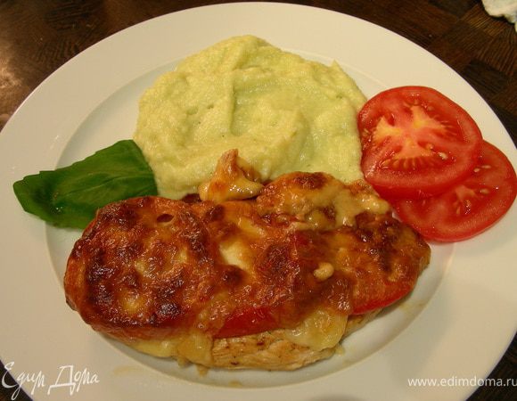 Выкладываем ее вместе с гарниром на тарелки и подаем. Приятного аппетита)))