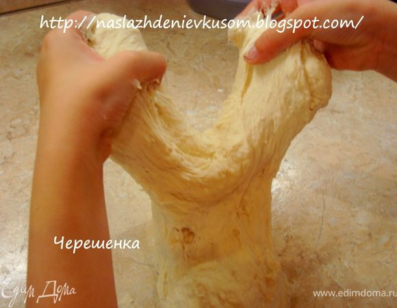 И так нужно проделывать до тех пор, пока тесто не станет полностью отлипать от поверхности и не станет гладким и упругим…