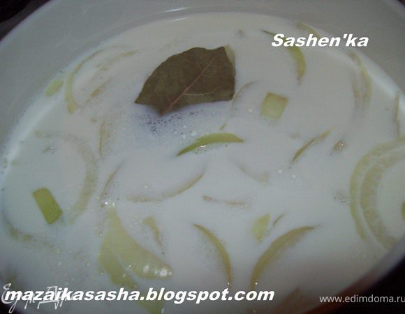 я думаю ни для кого не станет открытием рецепт соуса Бешамель, но я все же повторюсь.))) Итак, Бешамель.)..Лук нарезать полукольцами, залить молом, добавить лавровый лит и довести до кипения. Снять с огня, накрыть крышкой и дать настоятся в течении 10 минут. Затем процедить. Далее в сотейнике разогреваем сливочное масло и обжариваем муку до золотистого цвета, примерно 2 минуты. Далее непрерывно помешивая тонкой струйкой вливаем молоко. Доводим до кипения и солим, перчим. Варим на слабом огне 20 минут. готовый соус процедить через сито.