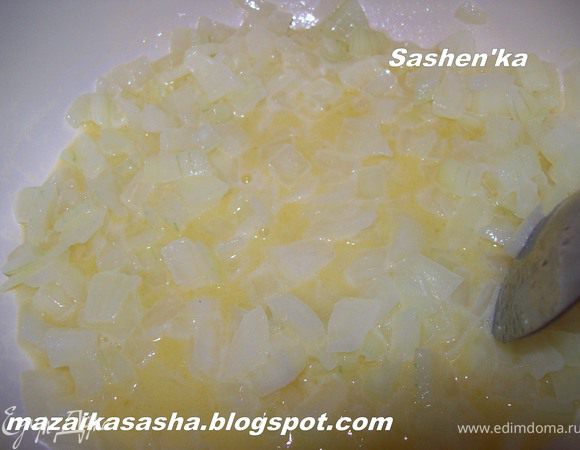 СУБИЗ:Лук положить в миску и залить крутым кипятком, оставить на 5 минут. Слить воду. Растопить в сотейнике масло и обжарить лук 5-7 минут постоянно помешивая на маленьком огне.