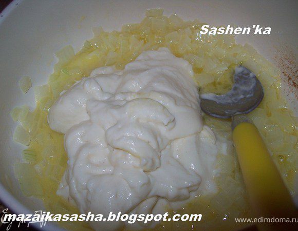 Влить соус Бешамель и готовить 15 минут непрерывно помешивая .Добавить сливки и соль хорошенько перемешать и готовить еще пару минут. Подходит к телятине, рыбе и сладкому мясу.)