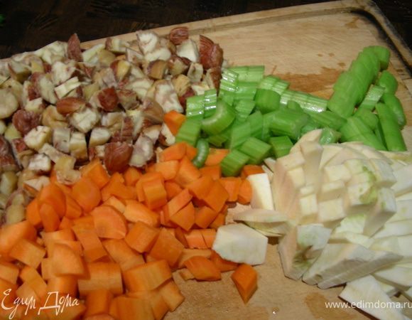Все овощи и каштаны нарезаем довольно мелко.

