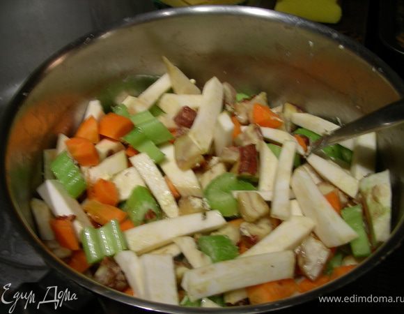 B кастрюле разогреваем масло и обжариваем наши овощи минут 5-7.
