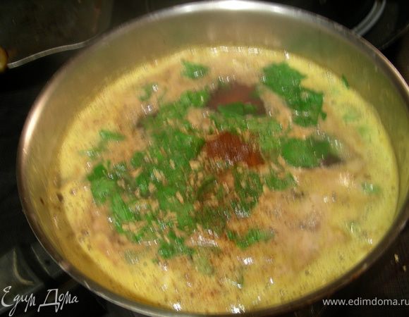 Вливаем куриный бульон, доводим до кипения. Уменьшаем огонь, вливаем вино, сок, добавляем петрушку, эстрагон, корицу, перцы, мускатный орех и соль. Варим около 20 минут, пока овощи не станут мягкими.
