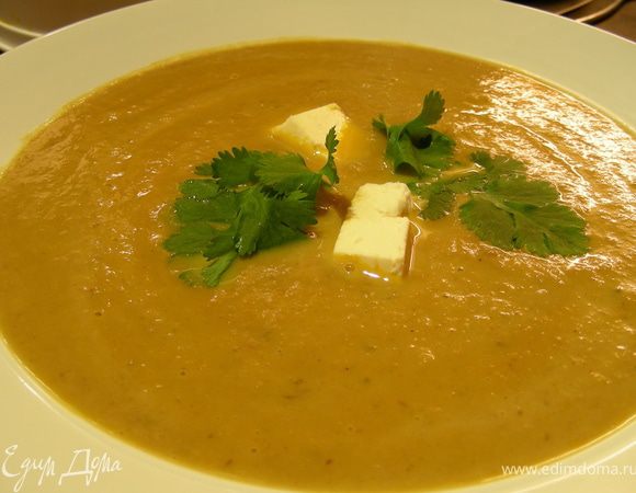 Переливаем суп в блендер и измельчаем. Возвращаем его в кастрюлю, солим, перчим по вкусу. Прогреваем. Затем разливаем по тарелкам, по желанию добавляем сметаны и подаем. Приятного аппетита)) 
