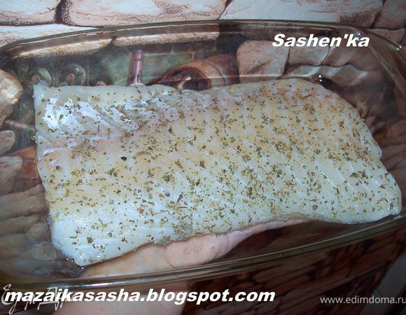 Треску солим, перчим, натираем травами. Форму для запекания смазываем оливковым маслом и выкладываем рыбу.