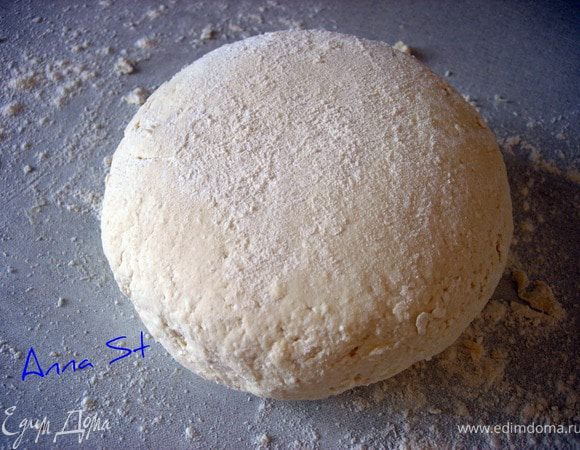 Сначала замесим крутое пресное тесто. Для этого масло натрем на крупной терке, соединим с творогом и мукой. Добавим погашенную в уксусе соду. Тесто НЕ должно быть слишком мягким и липнуть к рукам.