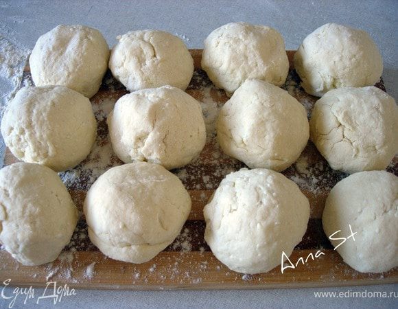 Из теста скатываем шарики размером чуть больше, чем с куриное яйцо, складываем на разделочную доску и отправляем на час в морозилку (не больше! а то придется размораживать)