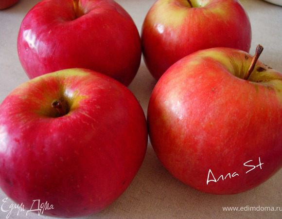 Тем временем приготовим начинку. Яблоки нужно очистить, но у меня были такие красивые и сочные яблоки сорта Айда Ред, что мне было жалко их чистить (тем более знаю, что в шкурке много витамин!). Итак, нарезаем их тонкими ломтиками, выкладываем в сковородку, добавляем вино, корицу и ваниль по вкусу. Тушим на небольшом огне, пока жидкость не испариться. Мммм...очень ароматно...