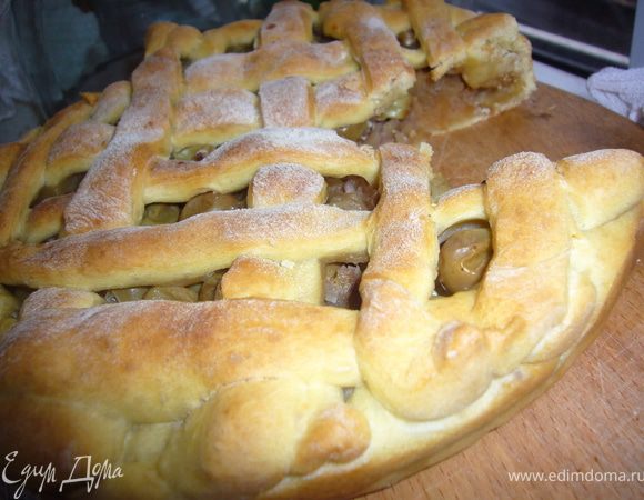 Для начинки ,соеденить все ингредиенты и измельчить блендером.
Раскатать тесто,выложить его в форму,сверху начинку,а из 2-го шара теста раскатать полосы,которые выложить поверх начинки./Выпекать 20-25 мин,в заранее разогретой духовке.