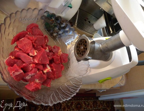 Мясо порезать на кусочки. Измолоть в мясорубке 2 раза с крупной решеточкой. 