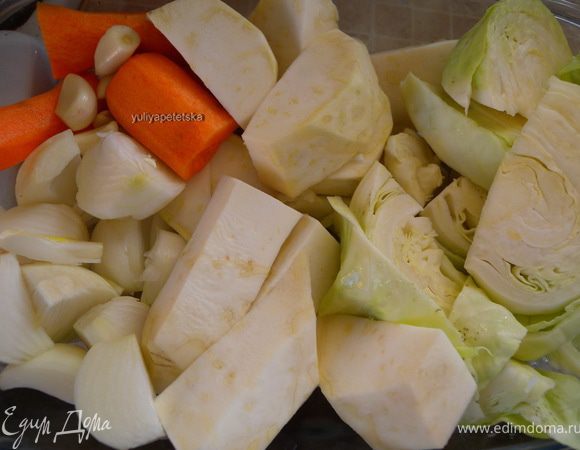 Почистить и порезать удобными кусочками. 