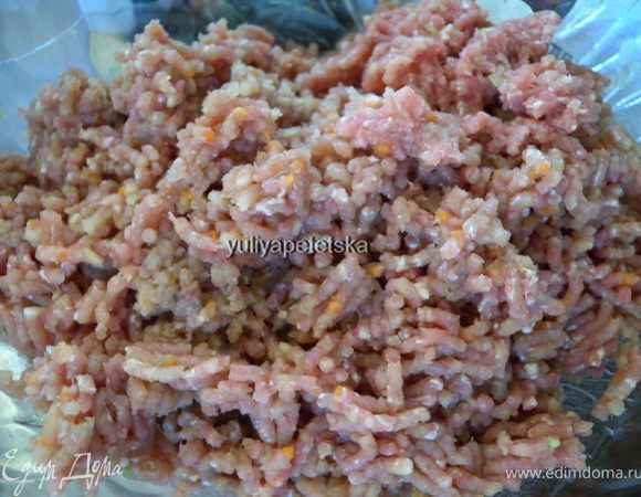 Поменять решеточку на мясорубке на мелкую и перемолоть еще раз все вместе. Заправить перцем и кориандром (перебить в ступне). Я не солила. 