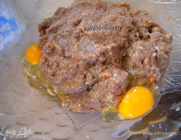 Добавить яйца. Фарш перемять Руками и как-бы отбить в миске. 