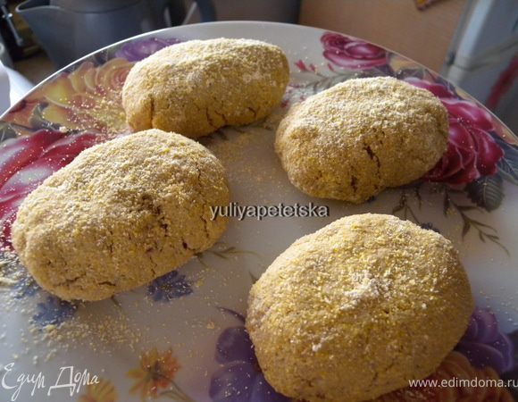 Сформировать котлеты и обвалять в кукурузной муке. 