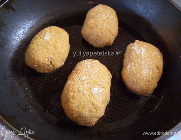 Поджарить на растительном масле. Можно в аэрогриле. 