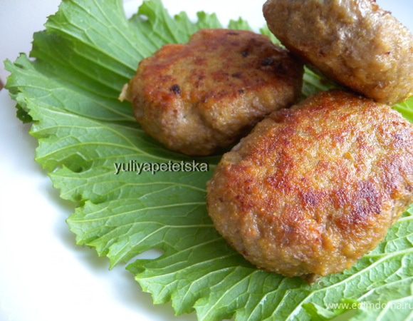 Сложить в кастрюльку или  в горшочек. Залить жидкостью и отправить в духовку протушиться. В основном у меня томатная паста плюс вода. Иногда плюс сметана. На фото котлеты не протушены. Их можно и так употреблять, как биточки. Они вкусные и готовые, но овощи могут похрустывать. Моему мужу нравится так. Приятного аппетита. 