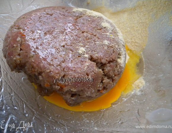 Из второй части фарша я сделала тефтельки. Добавила тоже яйца и манной крупы немного. Без перца и кориандра. Размером в маааленикий грецкий орех. 