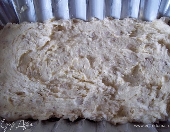 растереть масло с сахаром. Добавить поочередно яйца, щепотку соли, муку перемешанную с разрыхлителем, и хлопья. Должно получится густое тесто.Выложить тесто на противень застеленный пекарской бумагой и промазаный маслом.
