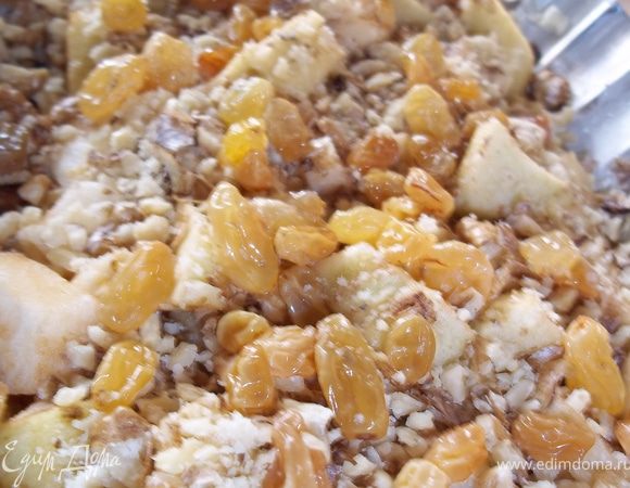 На тесто выложить порезанные на кубики яблоки, вымытый  изюм, и измельченые орехи(не в блендере). Выпекать при температуре 200 градусов, около 20 минут.