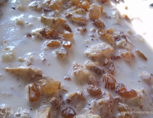 За это время приготовить "заливку". Взбить 2 яйца с 80 граммами сахара, затем добавить 2 ложки сметаны, ванилин. По истечении 20 минут достать пирог с духовки и залить этой массой.  