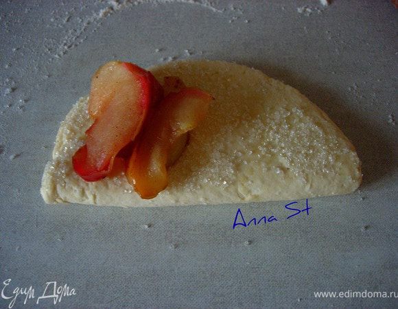 Одну сторону каждой лепешки обмакиваем в сахар и складываем пополам (сахарной стороной внутрь), еще раз обмакиваем в сахар и выкладываем начинку (такая технология была уже в рецепте Катюши)