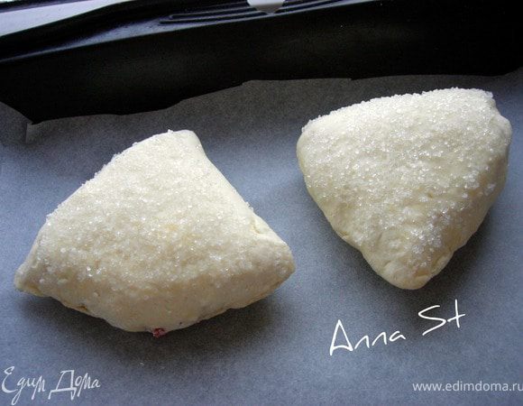 Складываем пополам, чтобы получился треугольный "конвертик", защипываем края. Верхнюю часть опять обмакиваем в сахар и выкладываем на противень, застеленный пергаментом.